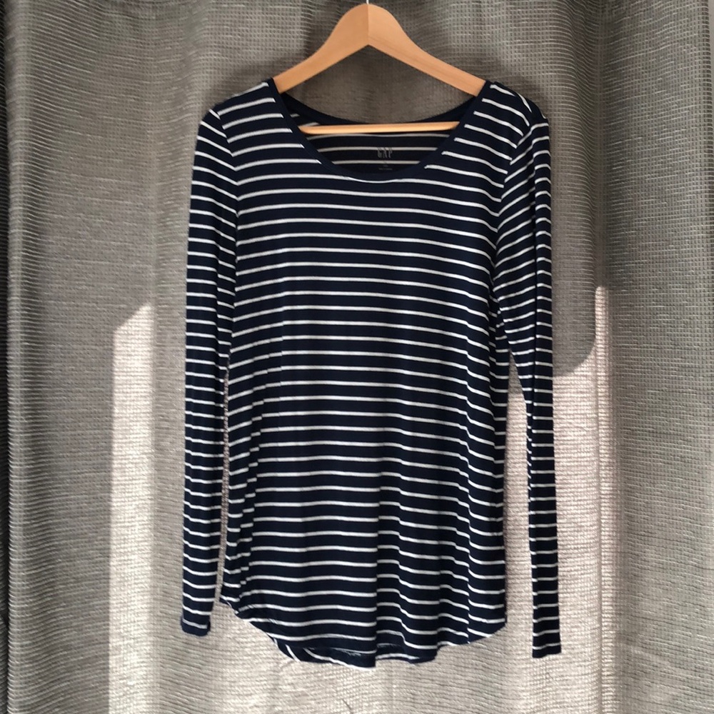 Light long sleeve Gap shirt